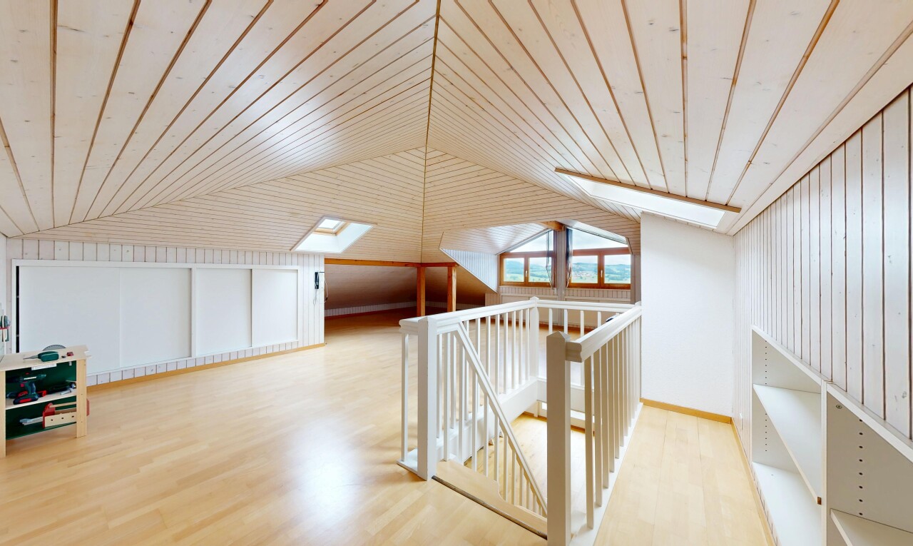 couloir avec inside property, wood finish floor, sol en finition bois, puits de lumière, et vaulted ceiling