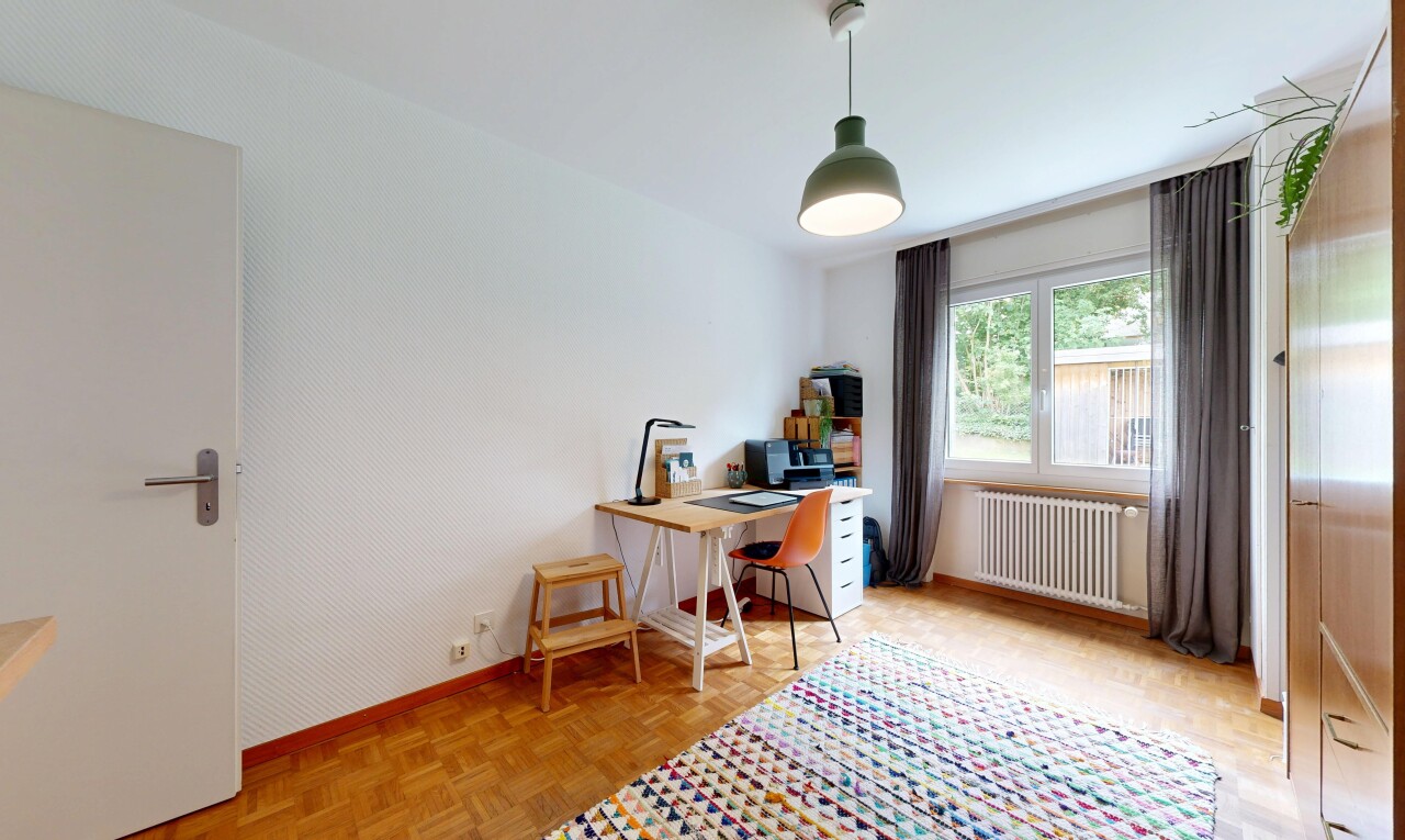 bureau avec parquet floor, espace bureau, radiateur, inside property, et light floor
