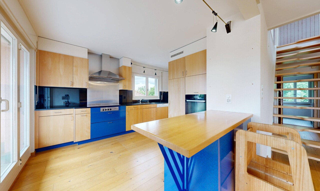 cuisine avec light brown cabinets, armoires marron clair, light floor, kitchen peninsula, et péninsule de cuisine