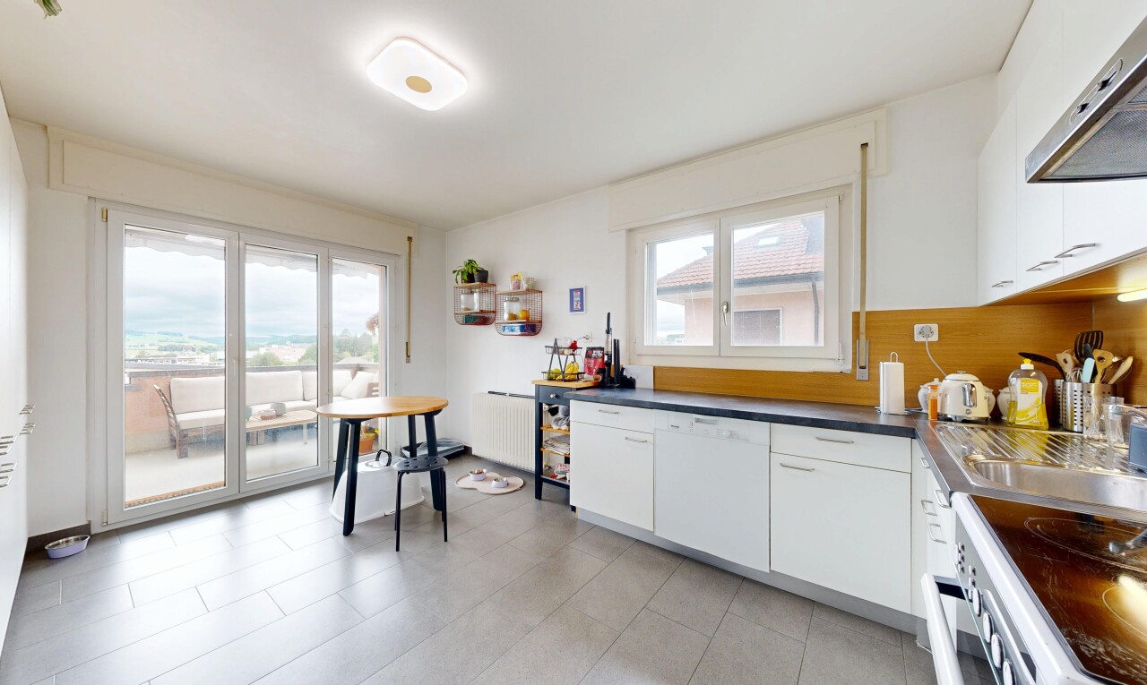 cuisine avec light floor, white cabinets, armoires blanches, cuisinière, et radiateur