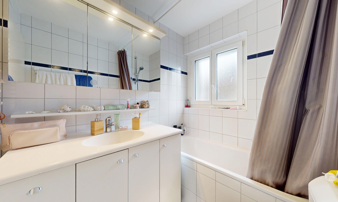 salle de bains avec mur en carrelage, tile wall, salle de bain complète, lavabo (ou coiffeuse selon le contexte), et inside property