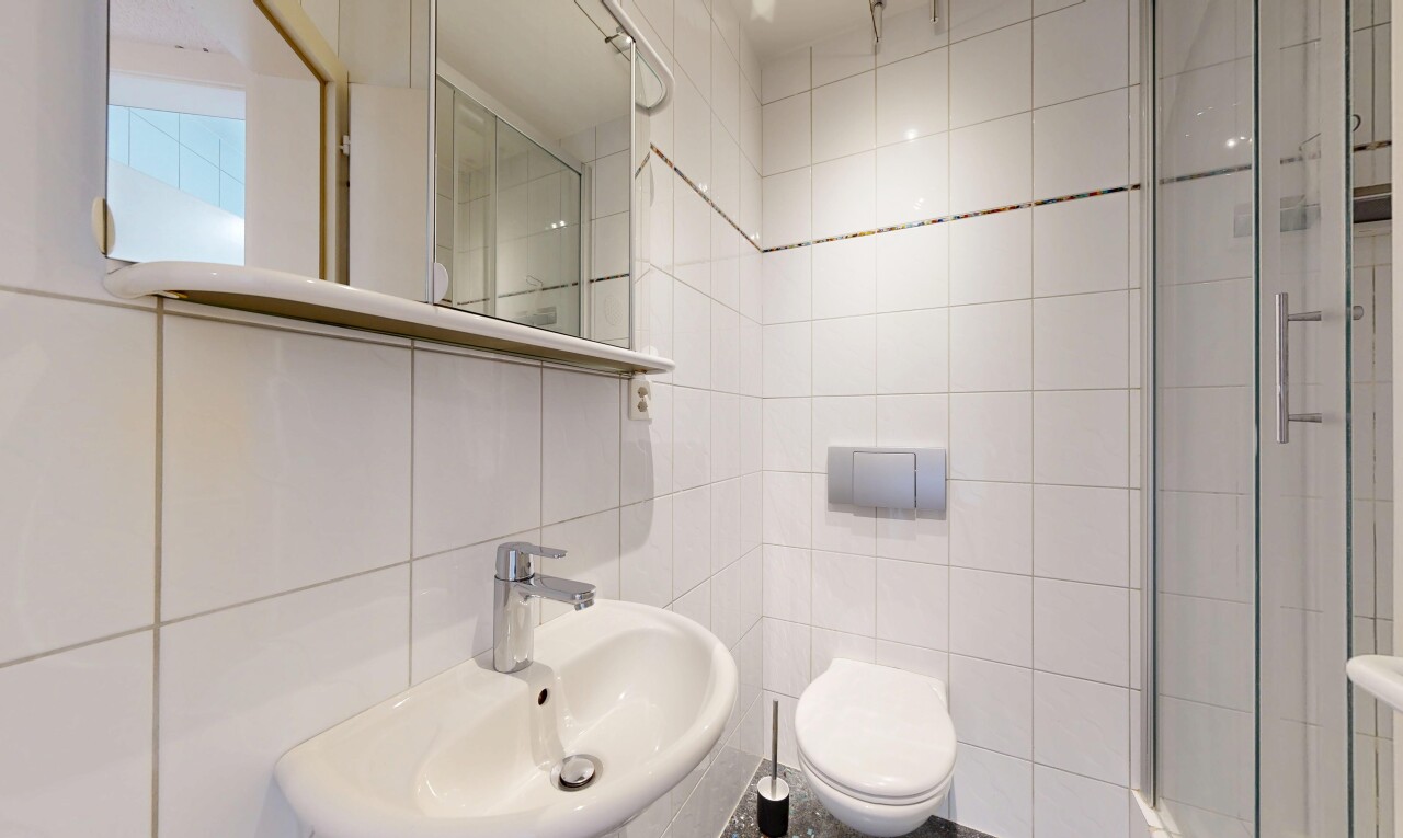 salle de bains avec miroir, évier, salle de bain complète, mur en carrelage, et tile wall