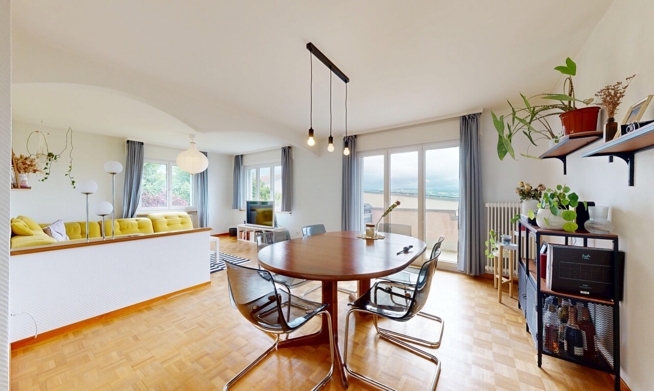 salon / salle à manger avec inside property, drywall, cloison sèche, radiateur, et natural light