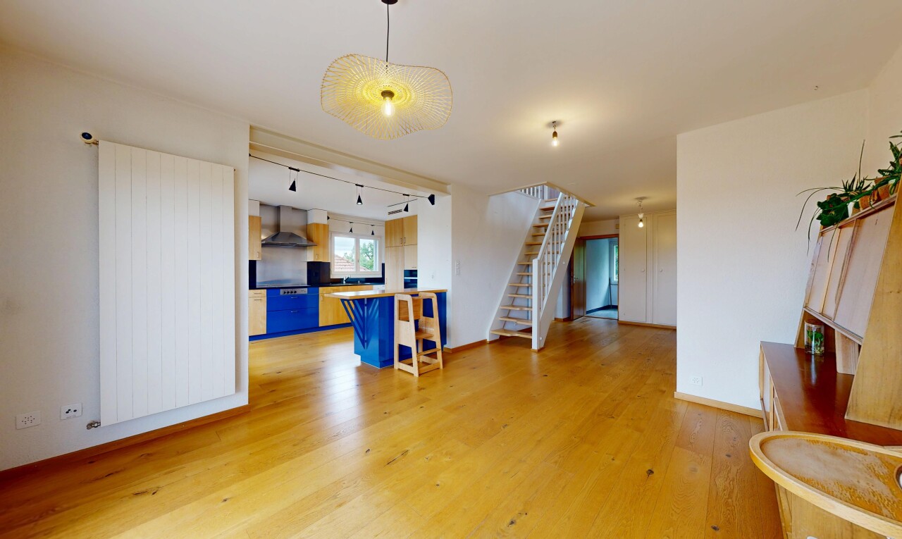 pièce vide avec escaliers, drywall, cloison sèche, wood finish floor, et sol en finition bois