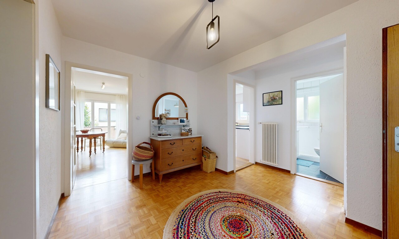 couloir avec inside property, sol en finition bois, wood finish floor, lumière naturelle, et natural light