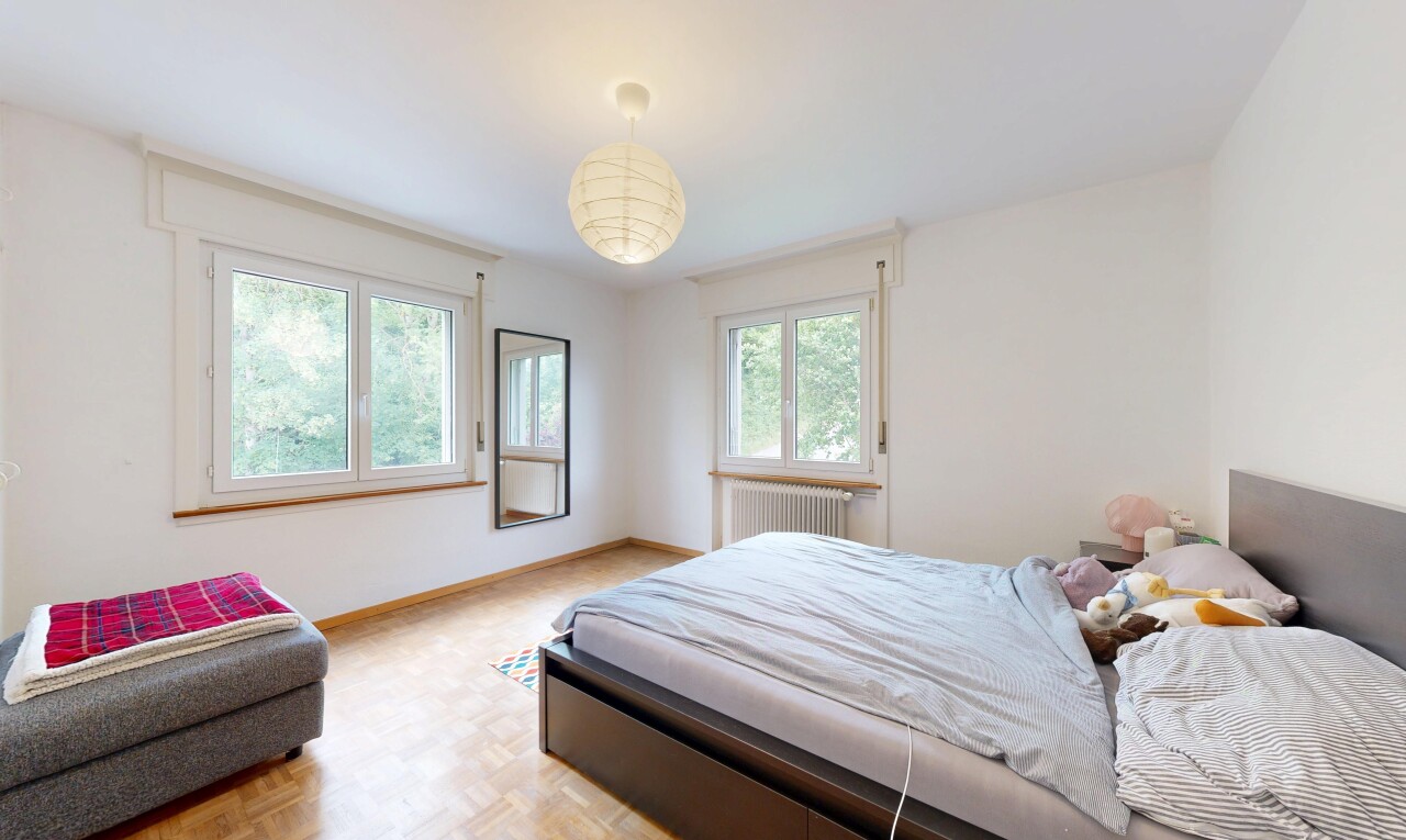 chambre avec drywall, cloison sèche, wood finish floor, sol en finition bois, et inside property