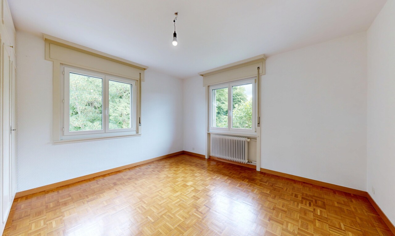 pièce vide avec plinthes murales, baseboards wall, cloison sèche, drywall, et sol en finition bois