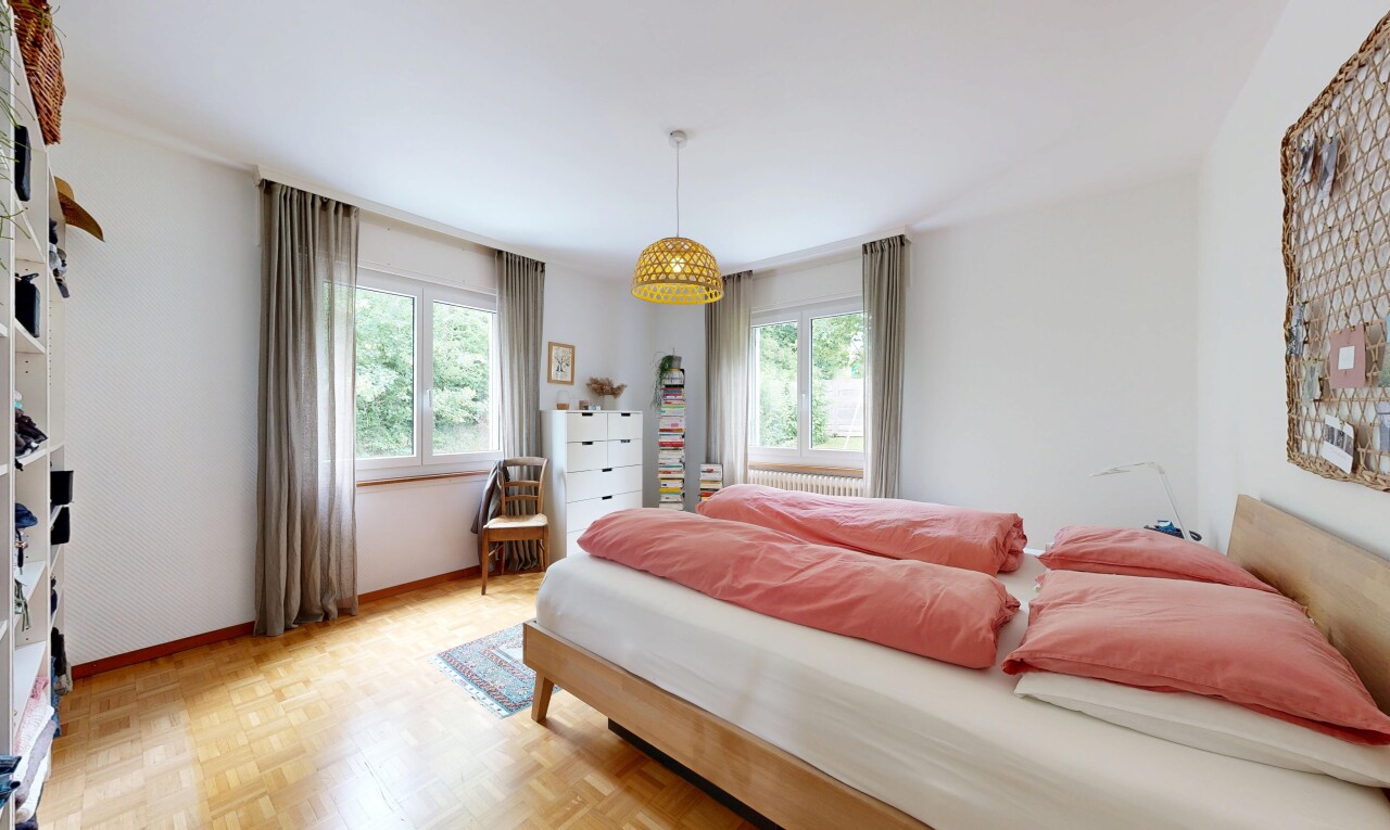 chambre avec wood finish floor, sol en finition bois, drywall, cloison sèche, et parquet floor