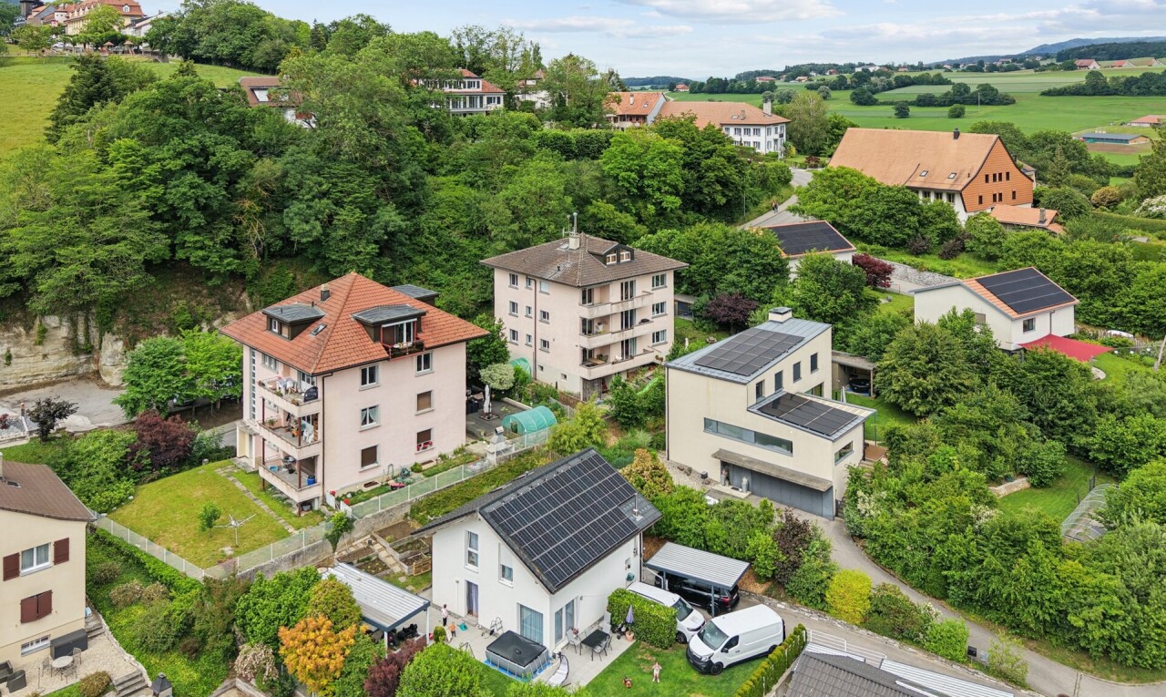 façade avec day time, vue résidentielle, et residential view