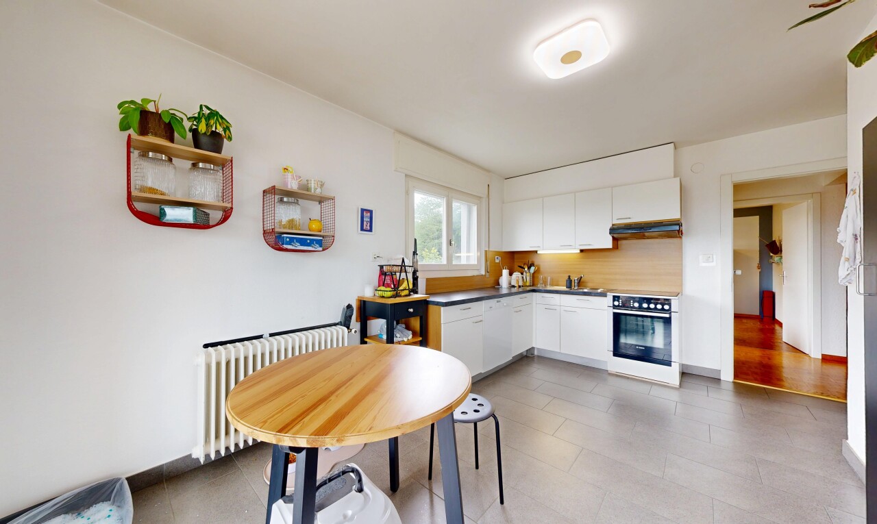 cuisine avec radiateur, drywall, cloison sèche, natural light, et lumière naturelle