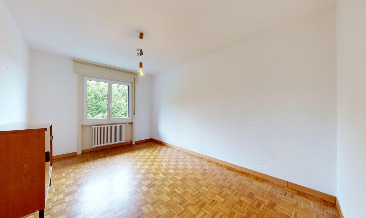 pièce vide avec parquet floor, wood finish floor, sol en finition bois, drywall, et cloison sèche
