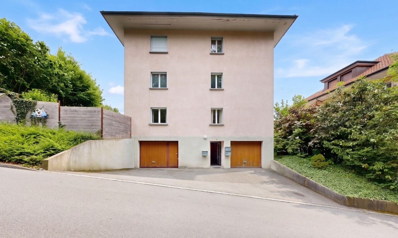 façade avec day time, garage intégré, apartment complex view, bardage en stuc, et from community