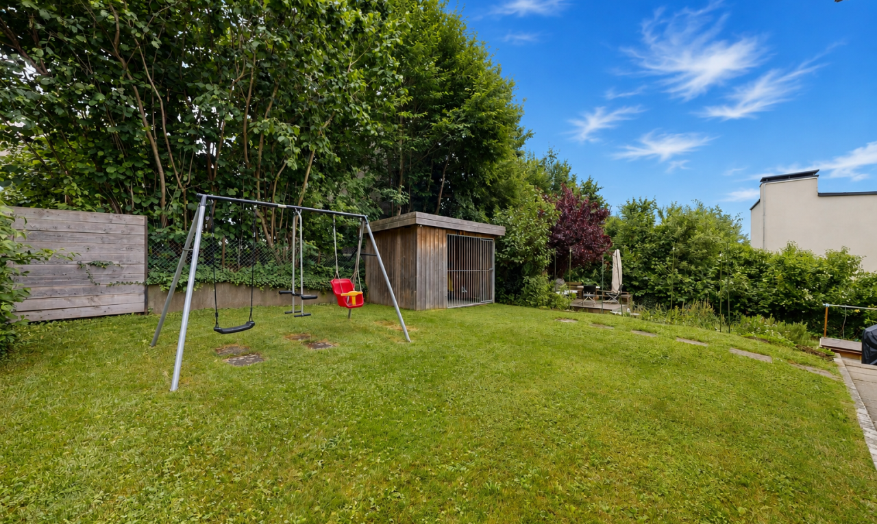 jardin avec from property, pelouse, structure extérieure, abri, et day time