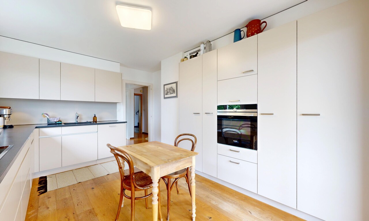 cuisine avec four, sol en finition bois, wood finish floor, light floor, et armoires à panneau plat