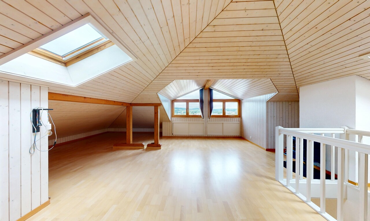 pièce vide avec wood finish floor, sol en finition bois, inside property, natural light, et lumière naturelle