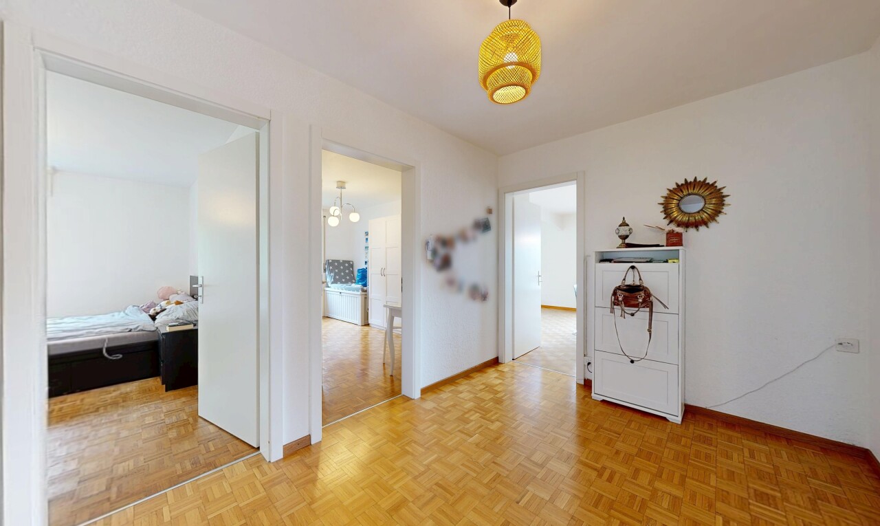 pièce vide avec parquet floor, sol en finition bois, wood finish floor, cloison sèche, et drywall