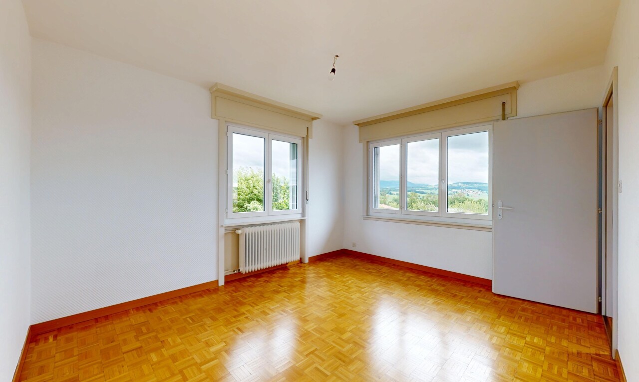 pièce vide avec drywall, cloison sèche, radiateur, wood finish floor, et sol en finition bois