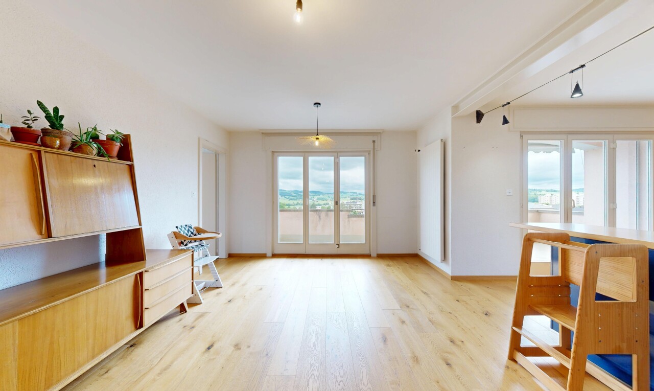 salon avec sol en finition bois, wood finish floor, cloison sèche, drywall, et light floor
