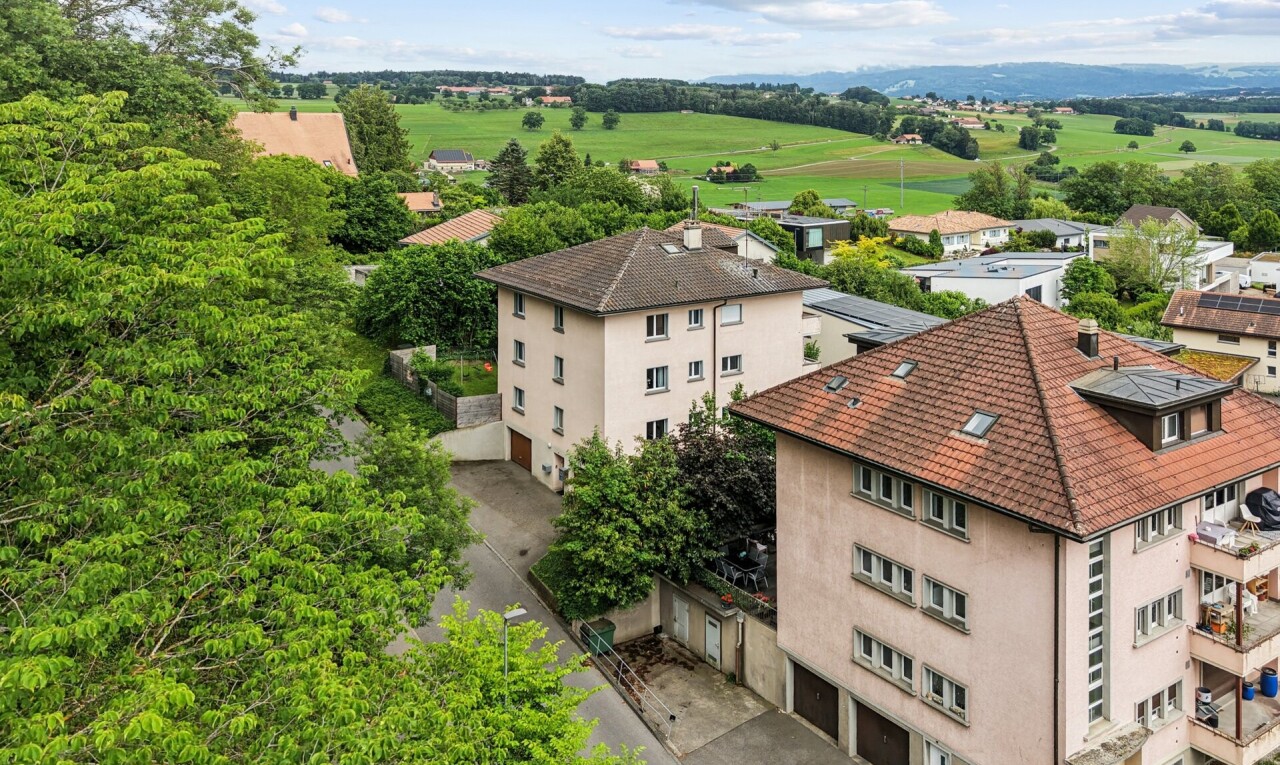 façade avec bardage en stuc, day time, et drone view