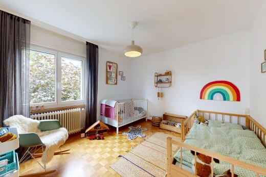 chambre avec parquet floor, radiateur, wood finish floor, sol en finition bois, et nursery
