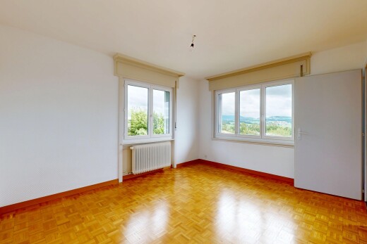 pièce vide avec drywall, cloison sèche, radiateur, wood finish floor, et sol en finition bois
