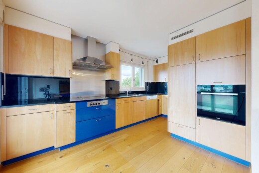 cuisine avec light brown cabinets, armoires marron clair, light floor, four, et hotte