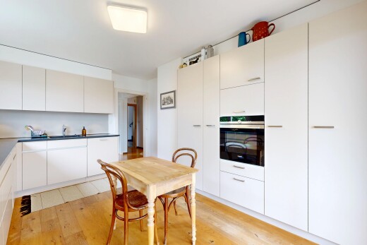 cuisine avec four, sol en finition bois, wood finish floor, light floor, et armoires à panneau plat