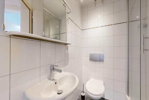salle de bains avec miroir, évier, salle de bain complète, mur en carrelage, et tile wall