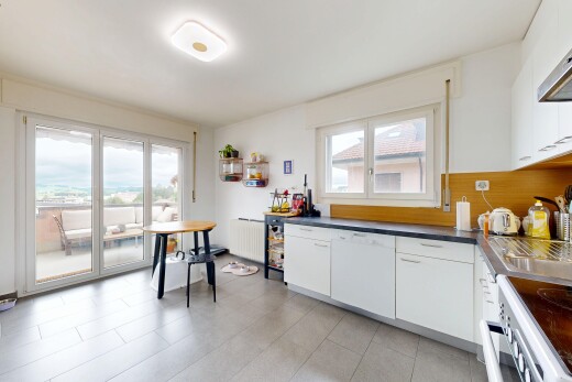 cuisine avec light floor, white cabinets, armoires blanches, cuisinière, et radiateur