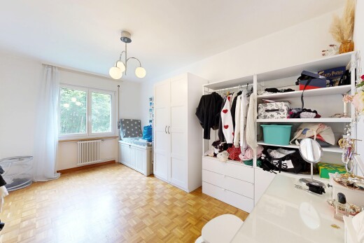 dressing avec sol en finition bois, wood finish floor, lustre remarquable, radiateur, et light floor