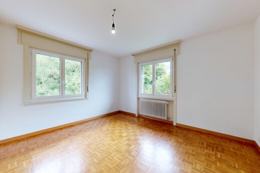 pièce vide avec plinthes murales, baseboards wall, cloison sèche, drywall, et sol en finition bois