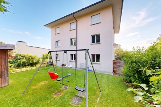 façade avec aire de jeux, bardage en stuc, from property, day time, et pelouse