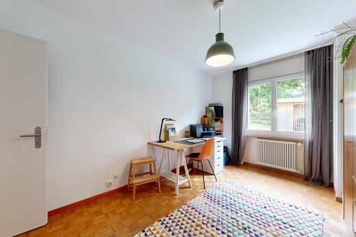 bureau avec parquet floor, espace bureau, radiateur, inside property, et light floor