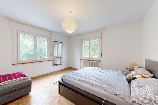 chambre avec drywall, cloison sèche, wood finish floor, sol en finition bois, et inside property