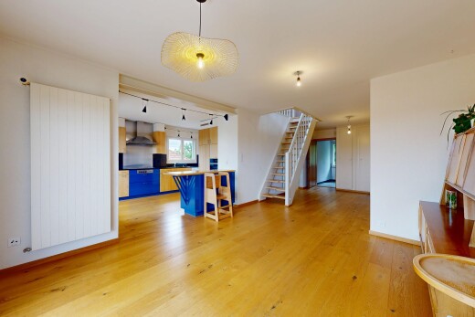 pièce vide avec escaliers, drywall, cloison sèche, wood finish floor, et sol en finition bois