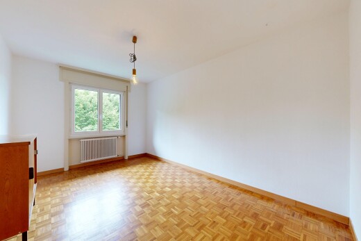 pièce vide avec parquet floor, wood finish floor, sol en finition bois, drywall, et cloison sèche