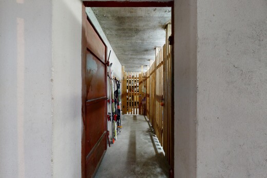 couloir avec sol en béton, concrete floor, plafond en béton, concrete ceiling, et unfinished concrete floor