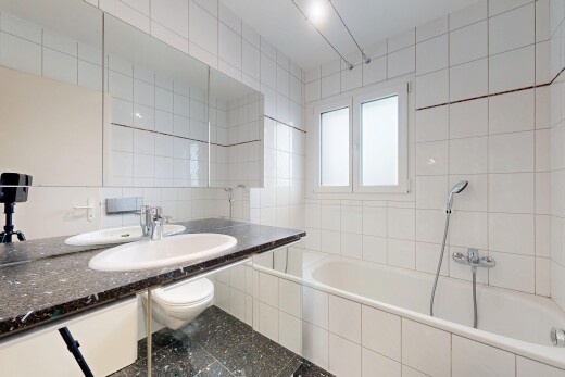 salle de bains avec tile wall, mur en carrelage, salle de bain complète, bain, et natural light