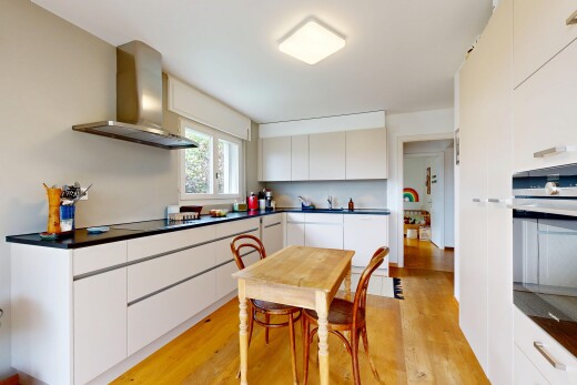 cuisine avec hotte, natural light, lumière naturelle, dark countertops, et plans de travail