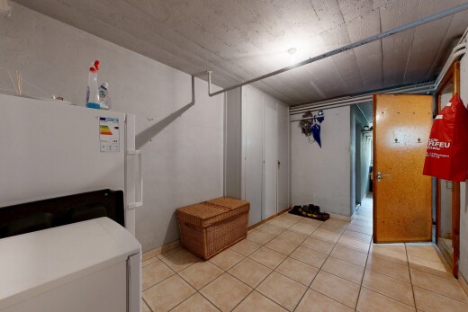chambre avec inside property, réfrigérateur, cloison sèche, drywall, et light floor