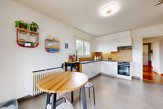 cuisine avec radiateur, drywall, cloison sèche, natural light, et lumière naturelle