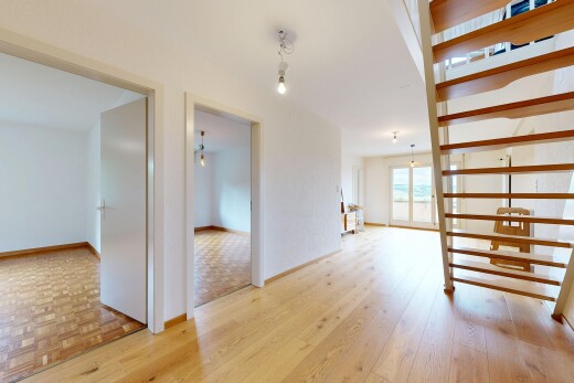 pièce vide avec sol en finition bois, wood finish floor, lumière naturelle, natural light, et inside property