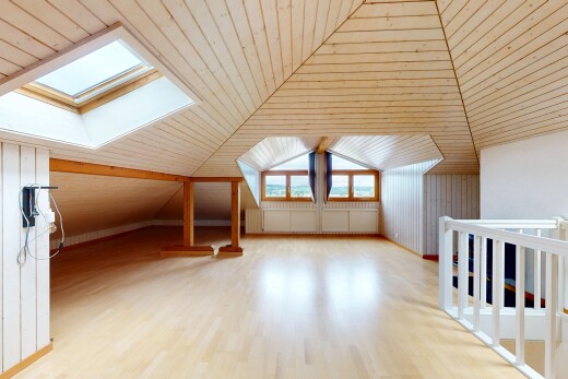 pièce vide avec wood finish floor, sol en finition bois, inside property, natural light, et lumière naturelle