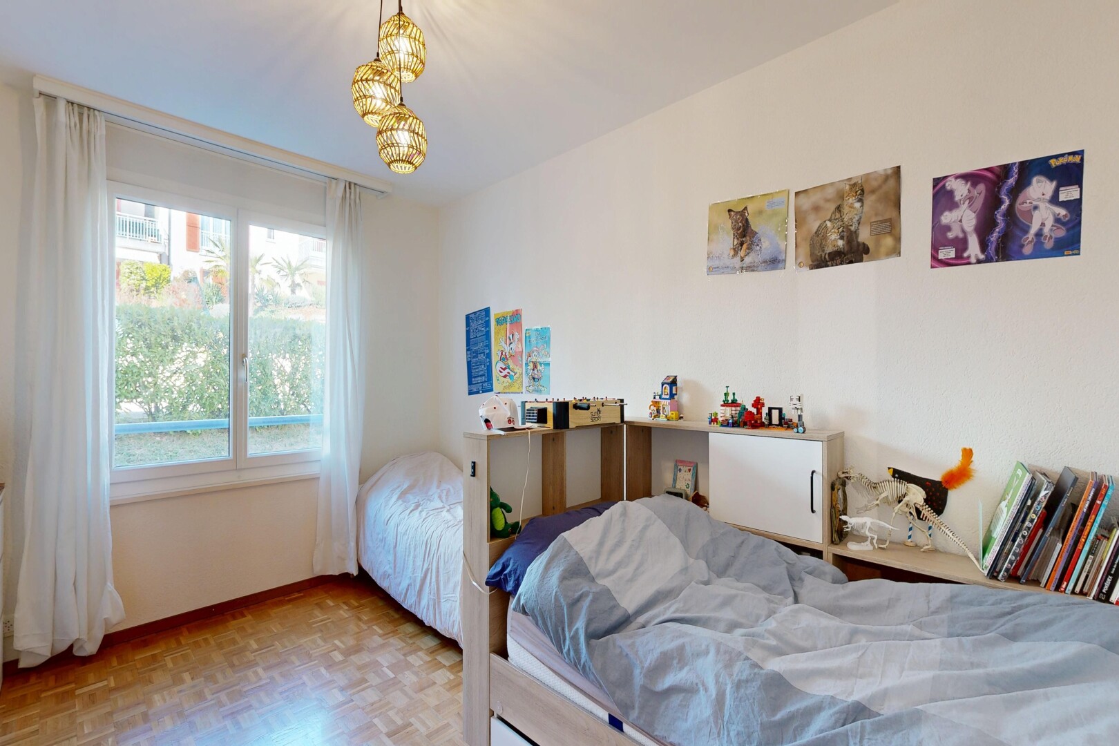 chambre avec cloison sèche, drywall, sol en finition bois, wood finish floor, et inside property