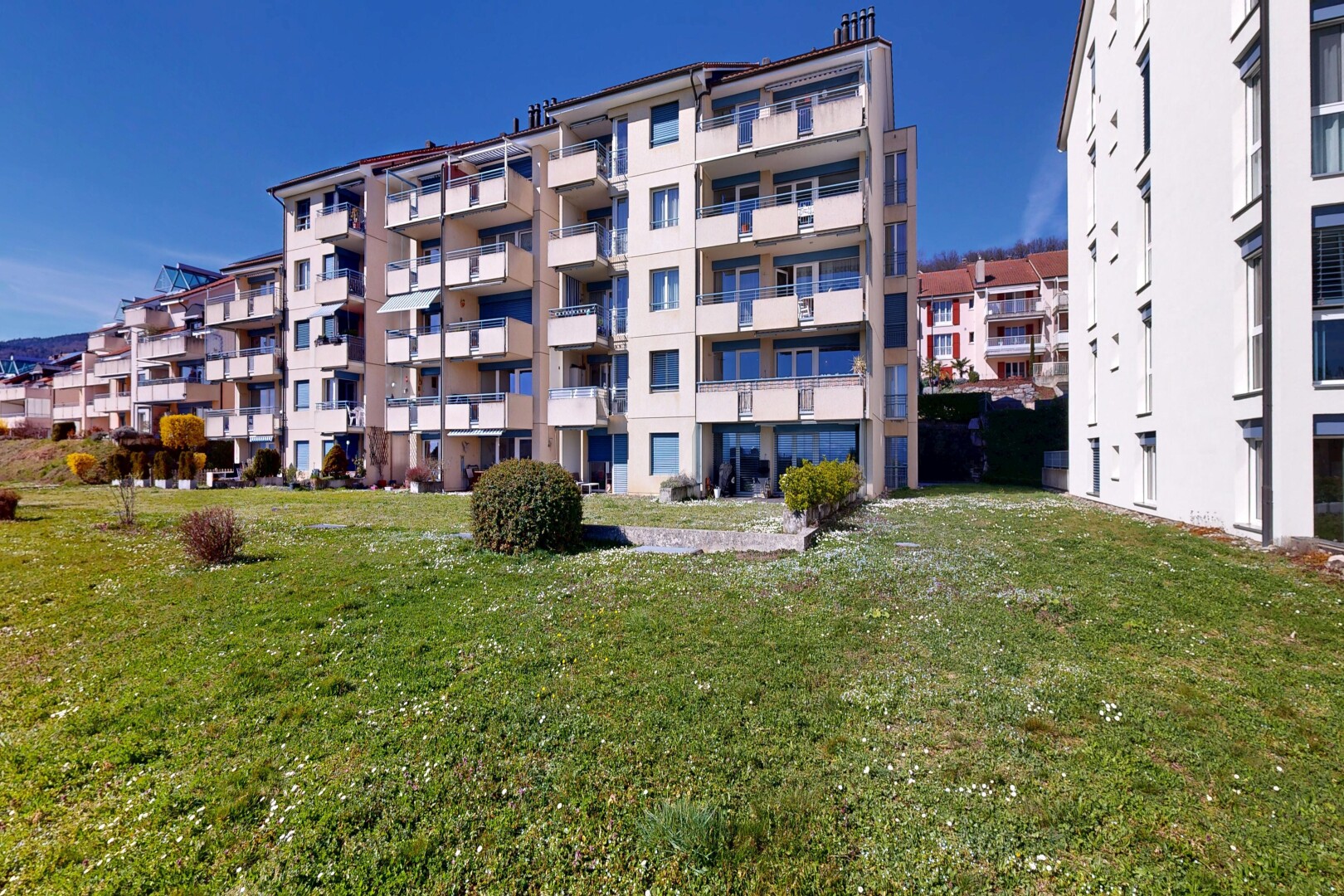 extérieur du bâtiment avec vue sur le complexe d'appartements, apartment complex view, day time, et from community