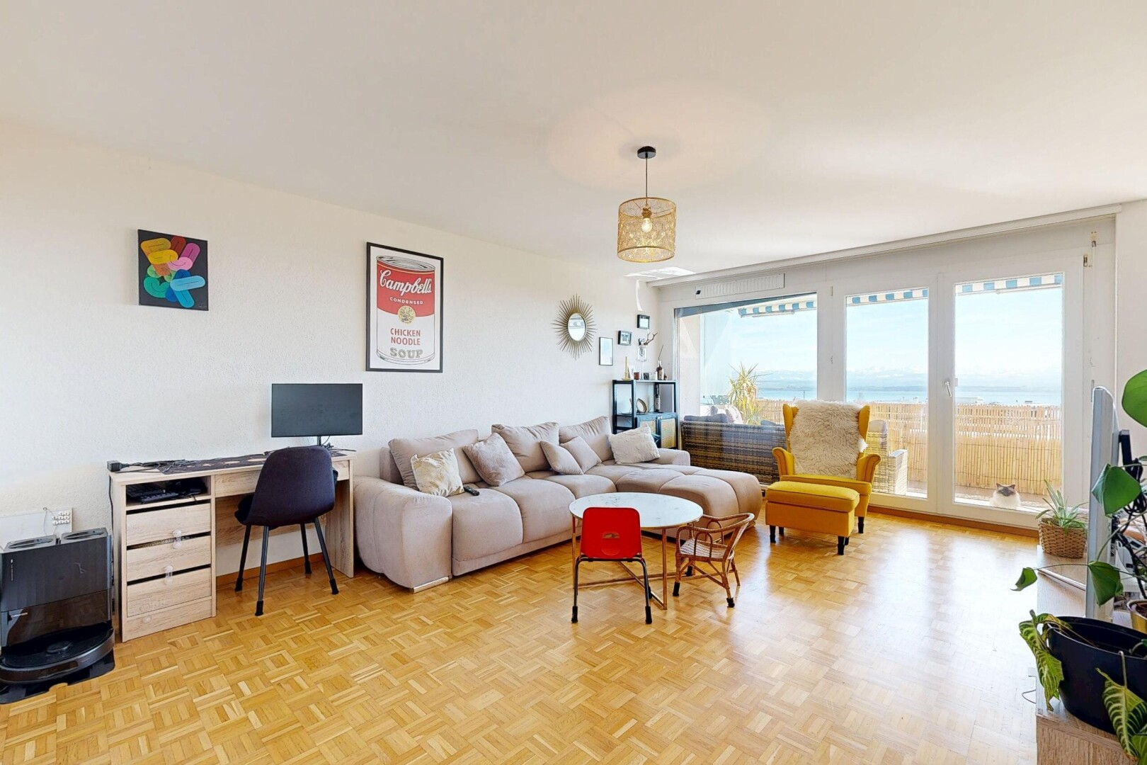 salon avec wood finish floor, sol en finition bois, parquet floor, inside property, et espace bureau