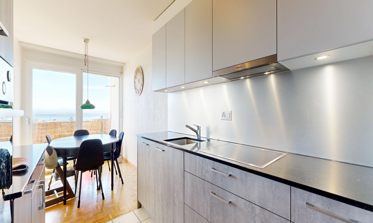 cuisine avec lumière naturelle, natural light, hotte, inside property, et light floor