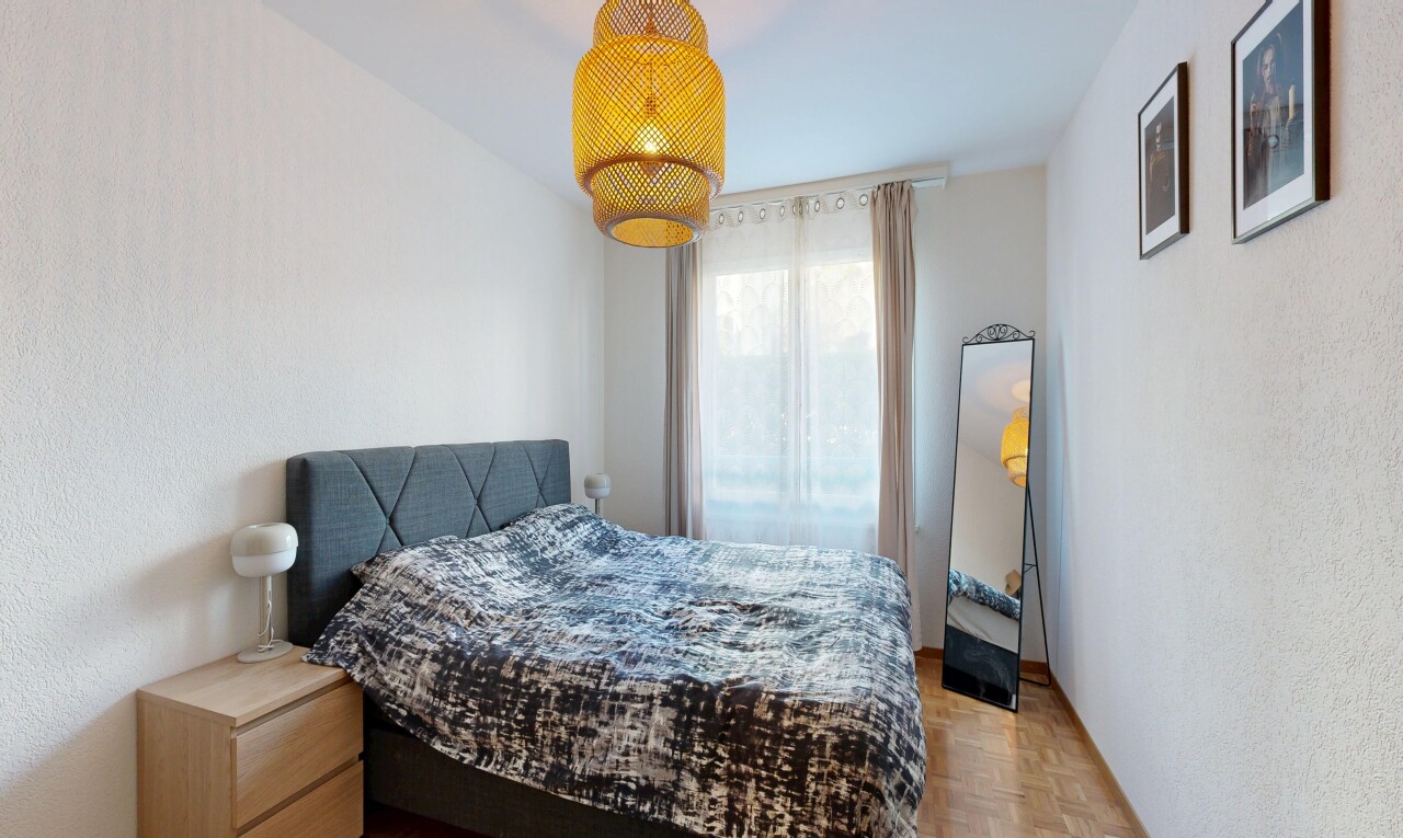 chambre avec parquet floor, natural light, lumière naturelle, wood finish floor, et sol en finition bois