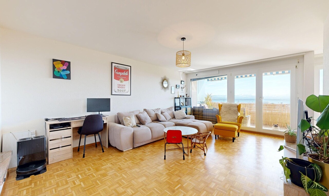 salon avec wood finish floor, sol en finition bois, parquet floor, inside property, et espace bureau