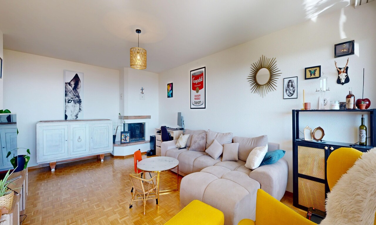 salon avec parquet floor, drywall, cloison sèche, wood finish floor, et sol en finition bois
